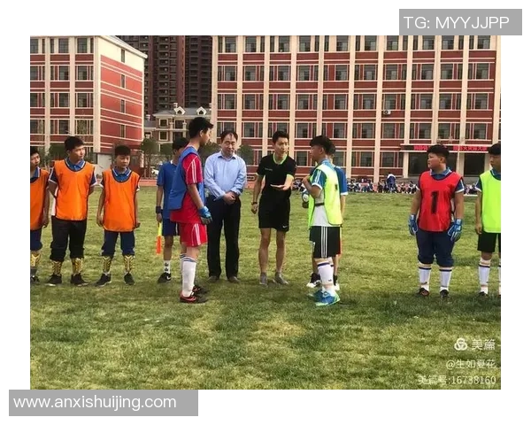 女子与足球明星亲密合影展现青春活力与梦想追逐的美好瞬间